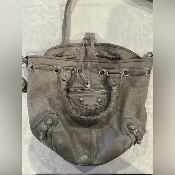 BALENCIAGA ash gray bucket tote with leather studding - Picture 2 of 4